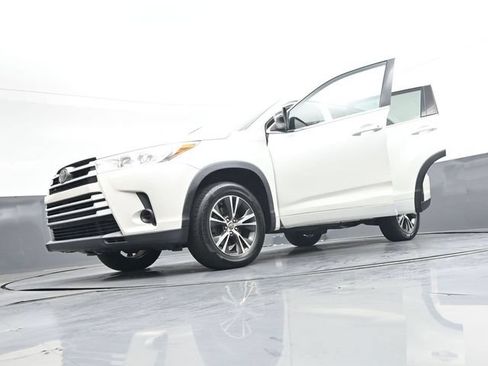 Used 2018 Toyota Highlander LE FWD image 43