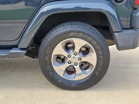 Used 2018 Jeep Wrangler Unlimited Sahara w/ Connectivity Group AWD/4WD image 12