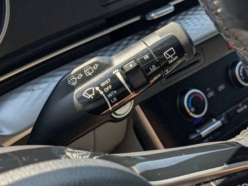 Used 2024 Kia Carnival LX FWD image 27