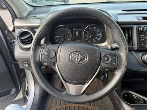 Used 2017 Toyota RAV4 LE AWD/4WD image 19
