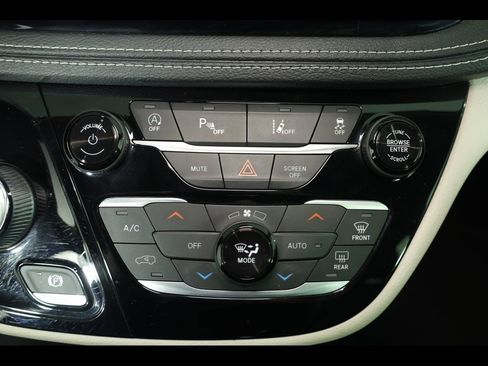 Used 2022 Chrysler Pacifica Touring-L image 15