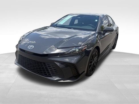 Used 2025 Toyota Camry SE w/ Convenience Package FWD image 3
