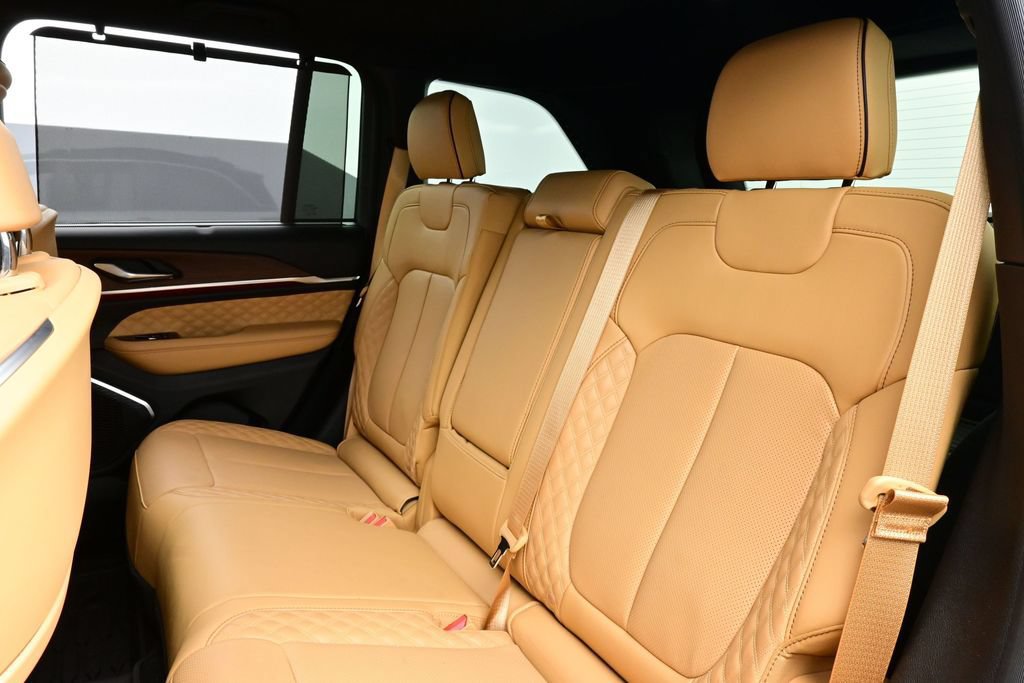 Used 2024 Jeep Grand Cherokee Summit w/ Luxury Tech Group V AWD/4WD image 14