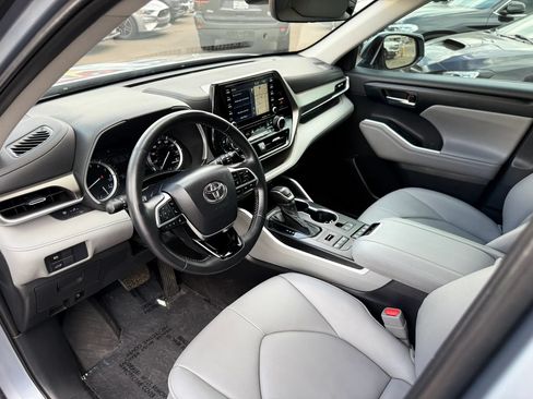 Used 2021 Toyota Highlander XLE AWD/4WD image 11