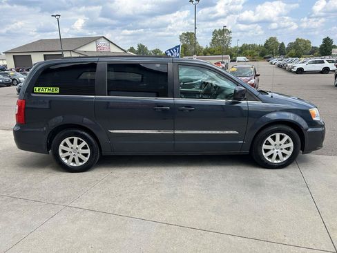 Used 2013 Chrysler Town & Country Touring FWD image 4