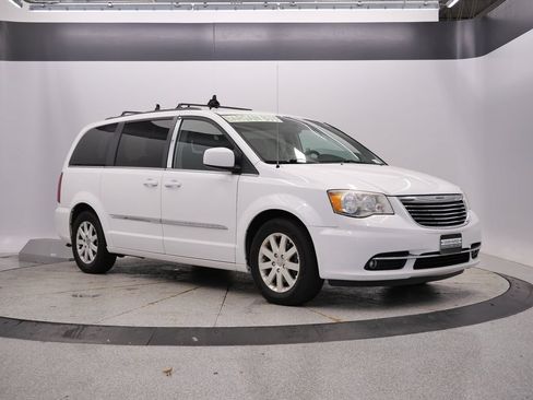 Used 2014 Chrysler Town & Country Touring FWD image 7