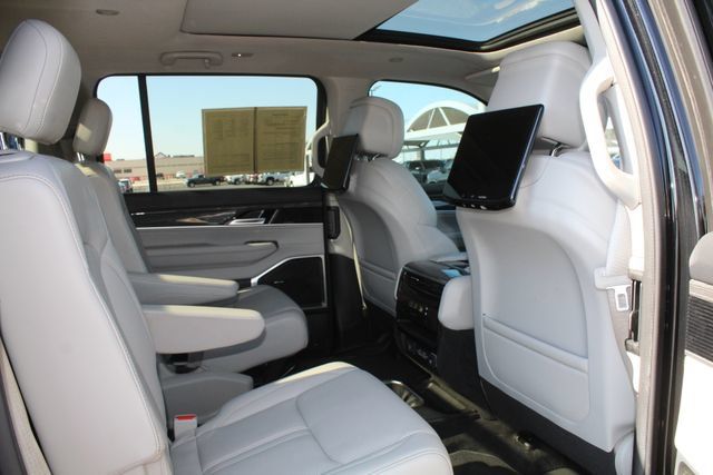 Used 2022 Jeep Wagoneer Series II w/ Premium Group I AWD/4WD image 18