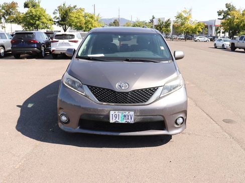 Certified 2017 Toyota Sienna SE Premium FWD image 2