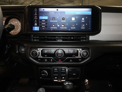 Used 2025 Jeep Wrangler Sport AWD/4WD image 16