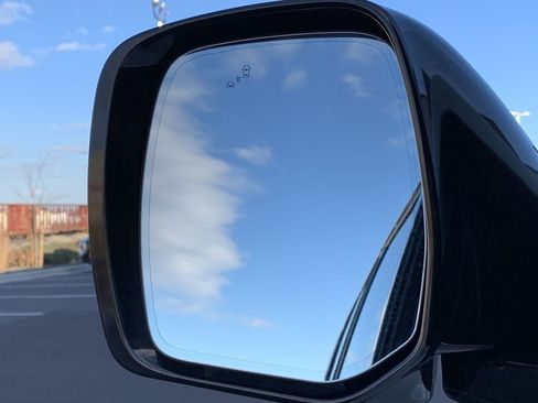 Used 2023 Nissan Armada SL w/ Captain's Chairs Package image 15