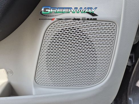 Used 2023 Chrysler Pacifica Touring-L FWD image 16