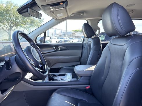 Used 2025 Kia Carnival FWD image 13