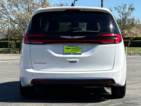Used 2024 Chrysler Pacifica Touring-L FWD image 12