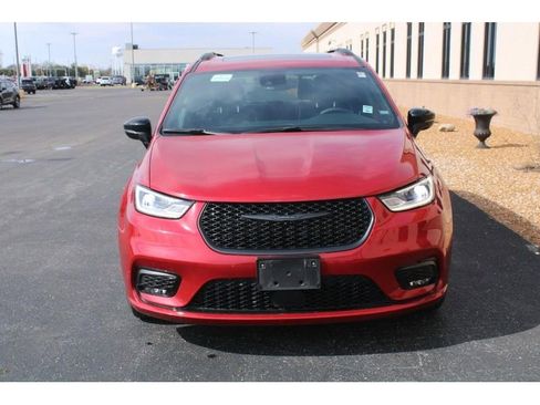 Used 2025 Chrysler Pacifica Limited image 9