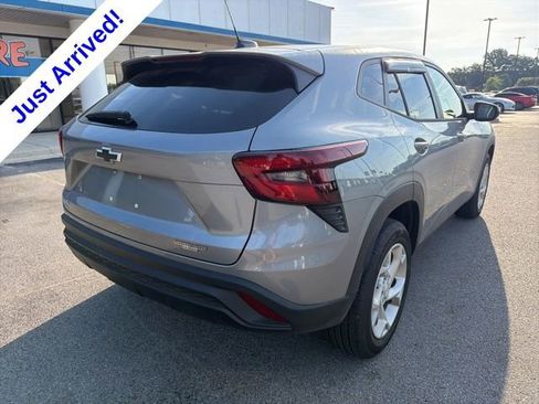 Used 2026 Chevrolet Trax LS w/ LS Convenience Package FWD image 3