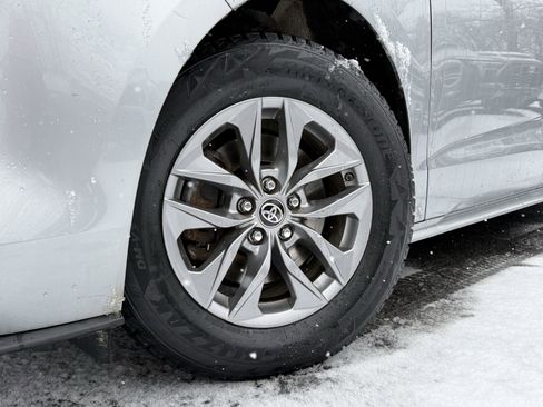 Used 2022 Toyota Sienna XLE image 8