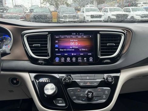 Used 2017 Chrysler Pacifica Touring image 28