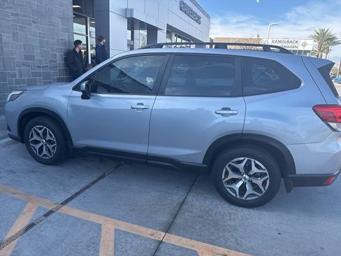 Used 2023 Subaru Forester Premium image 5