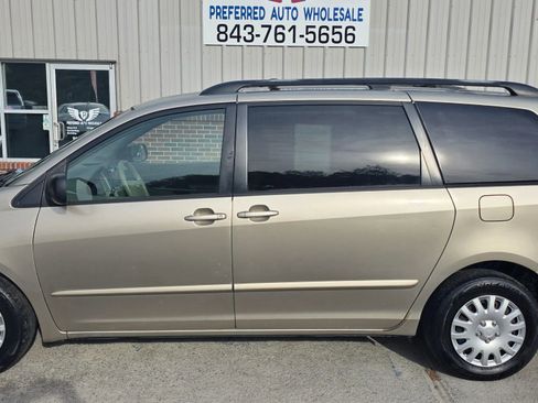 Used 2010 Toyota Sienna CE FWD image 3