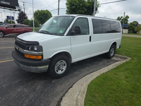 Used 2015 Chevrolet Express 2500 LT w/ LT Preferred Equipment Group RWD image 4