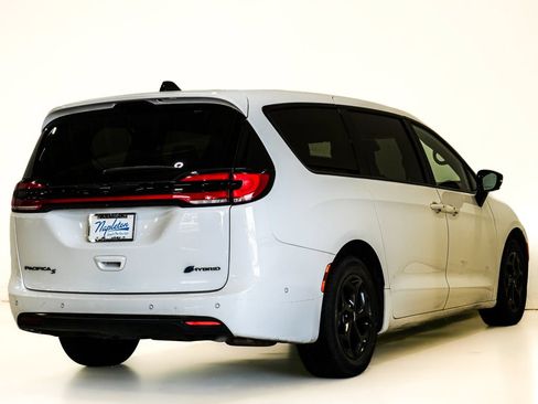 Used 2024 Chrysler Pacifica Limited FWD image 6