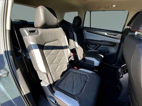New 2026 Volkswagen Atlas Peak Edition image 9