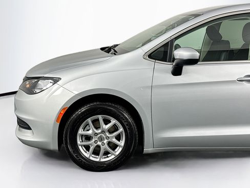 Used 2023 Chrysler Voyager LX image 39