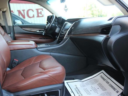 Used 2019 Cadillac Escalade ESV Premium Luxury image 9
