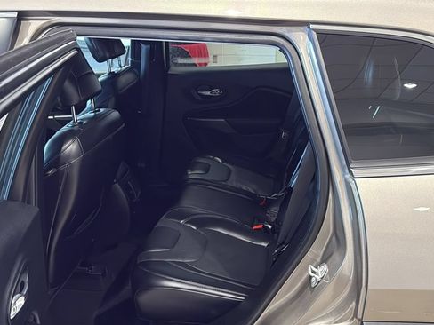 Used 2019 Jeep Cherokee Limited AWD/4WD image 19