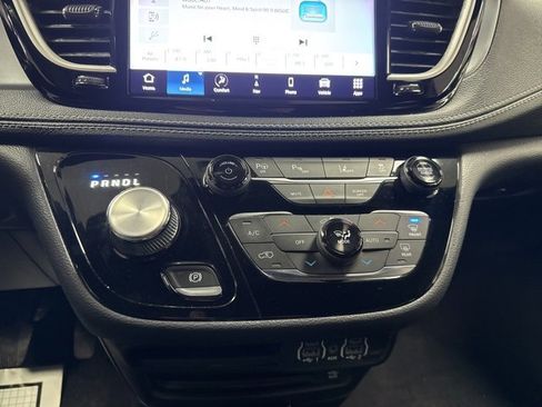 Used 2022 Chrysler Pacifica Touring-L w/ Uconnect Theater Family Group image 31