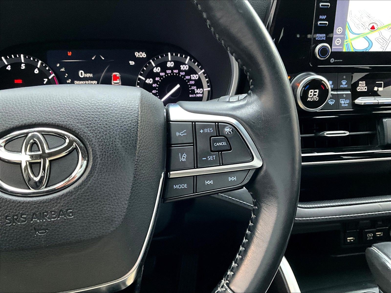 Used 2020 Toyota Highlander XLE AWD/4WD image 12