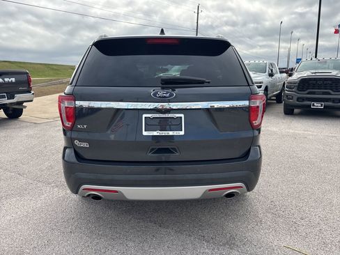 Used 2017 Ford Explorer XLT image 4