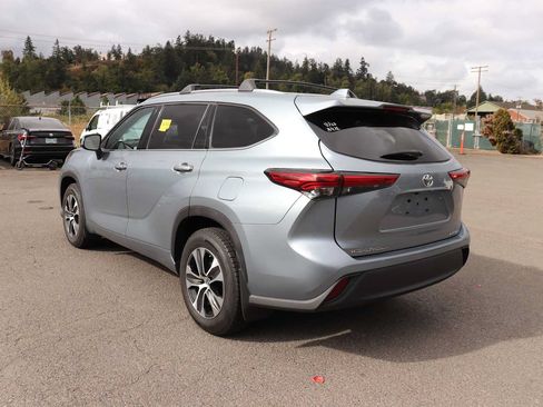Used 2021 Toyota Highlander XLE AWD/4WD image 7