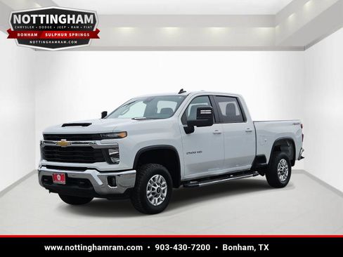 Used 2025 Chevrolet Silverado 2500 LT w/ Convenience Package AWD/4WD image 3