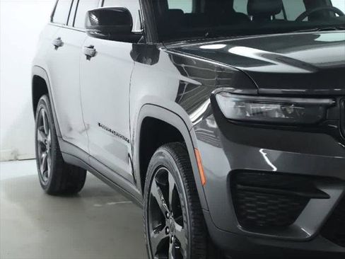 Certified 2024 Jeep Grand Cherokee Altitude image 8