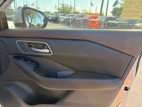 Used 2021 Nissan Rogue SV w/ Premium Package FWD image 12