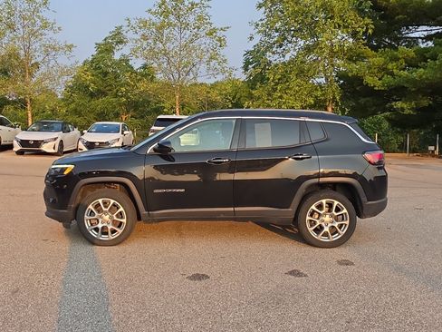 Used 2023 Jeep Compass Latitude w/ Sun and Sound Group AWD/4WD image 4