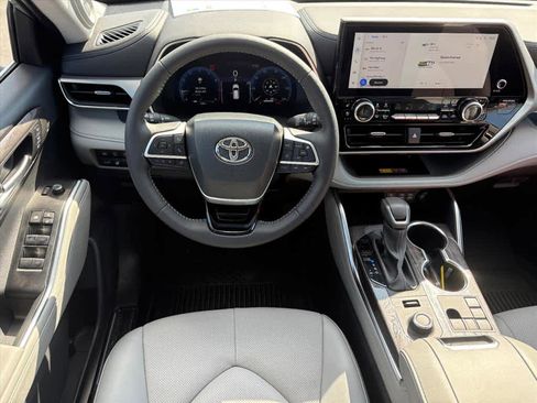 Used 2025 Toyota Highlander Platinum image 4