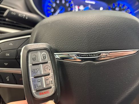 Used 2022 Chrysler Pacifica Touring-L FWD image 39