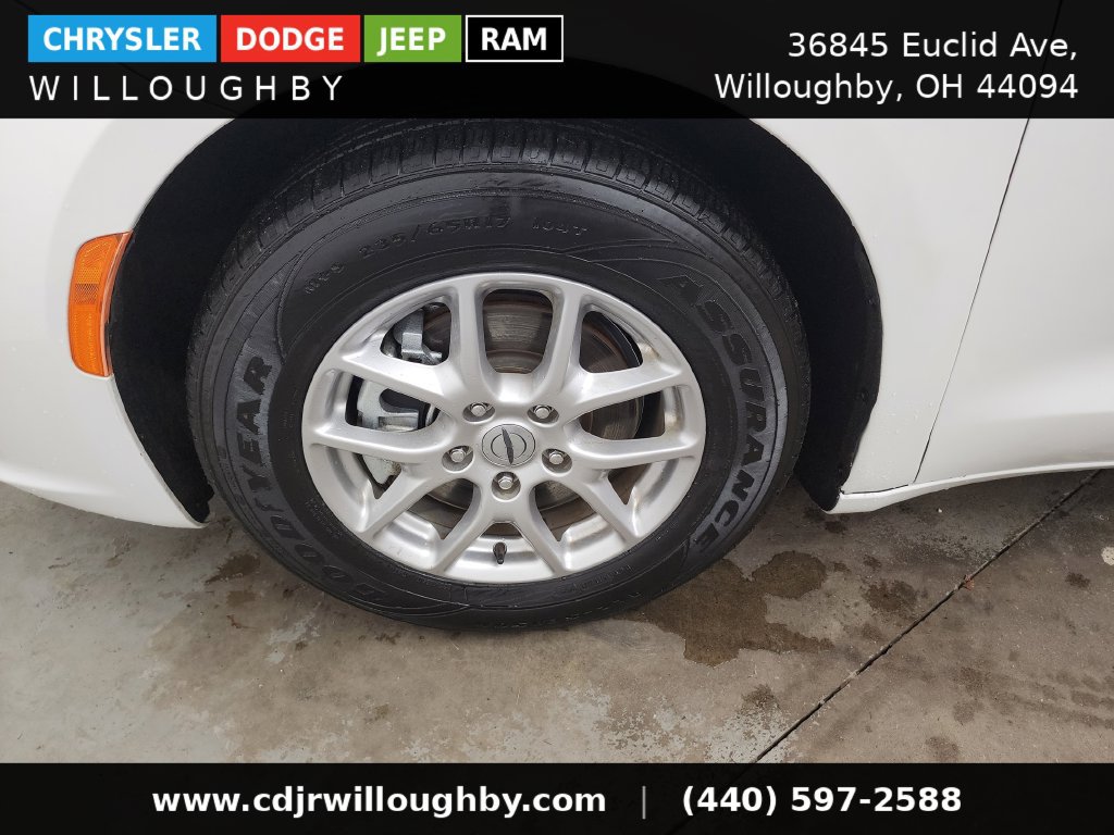 Used 2024 Chrysler Pacifica Touring-L FWD image 39