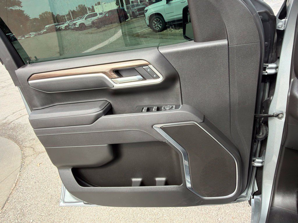 Used 2025 Chevrolet Silverado 1500 LT AWD/4WD image 33