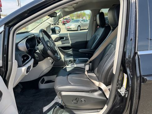 Used 2024 Chrysler Pacifica Limited FWD image 19