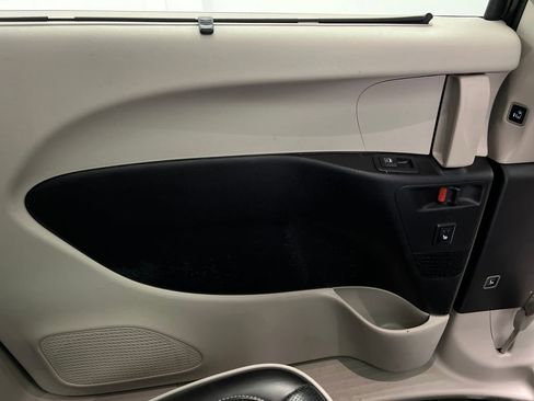 Used 2024 Chrysler Pacifica Limited FWD image 19