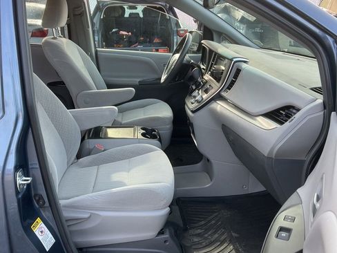 Used 2017 Toyota Sienna LE image 20