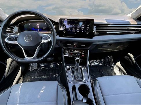 Used 2025 Volkswagen Jetta SE FWD image 9
