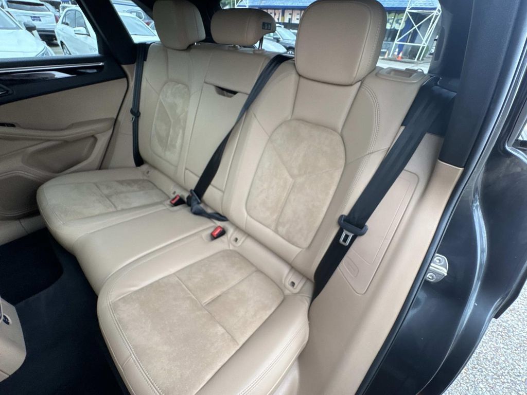 Used 2020 Porsche Macan AWD/4WD image 17