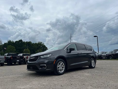 Used 2023 Chrysler Pacifica Touring-L FWD image 2