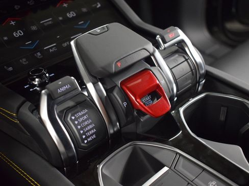 Used 2025 Lamborghini Urus SE image 34