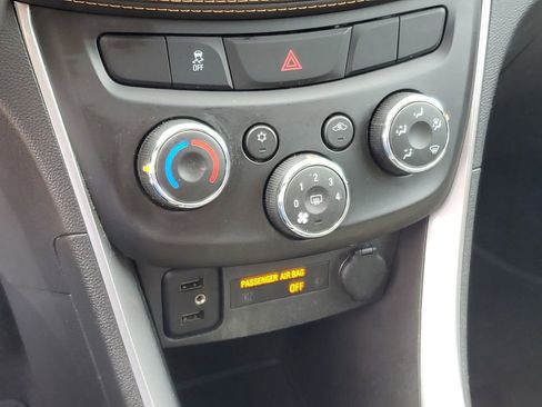 Used 2020 Chevrolet Trax LT w/ LT Convenience Package AWD/4WD image 18