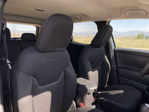 Certified 2023 Jeep Renegade Latitude AWD/4WD image 18